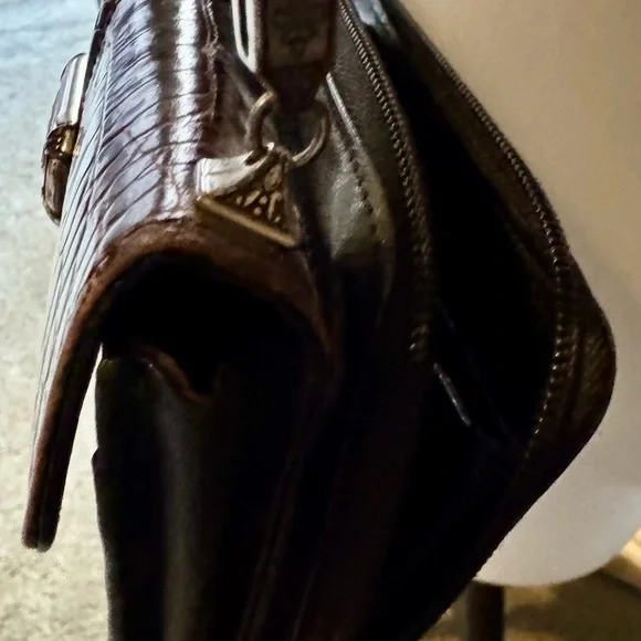 Elegant Black and Brown Leather Shoulder Bag - Picture 5 of 8